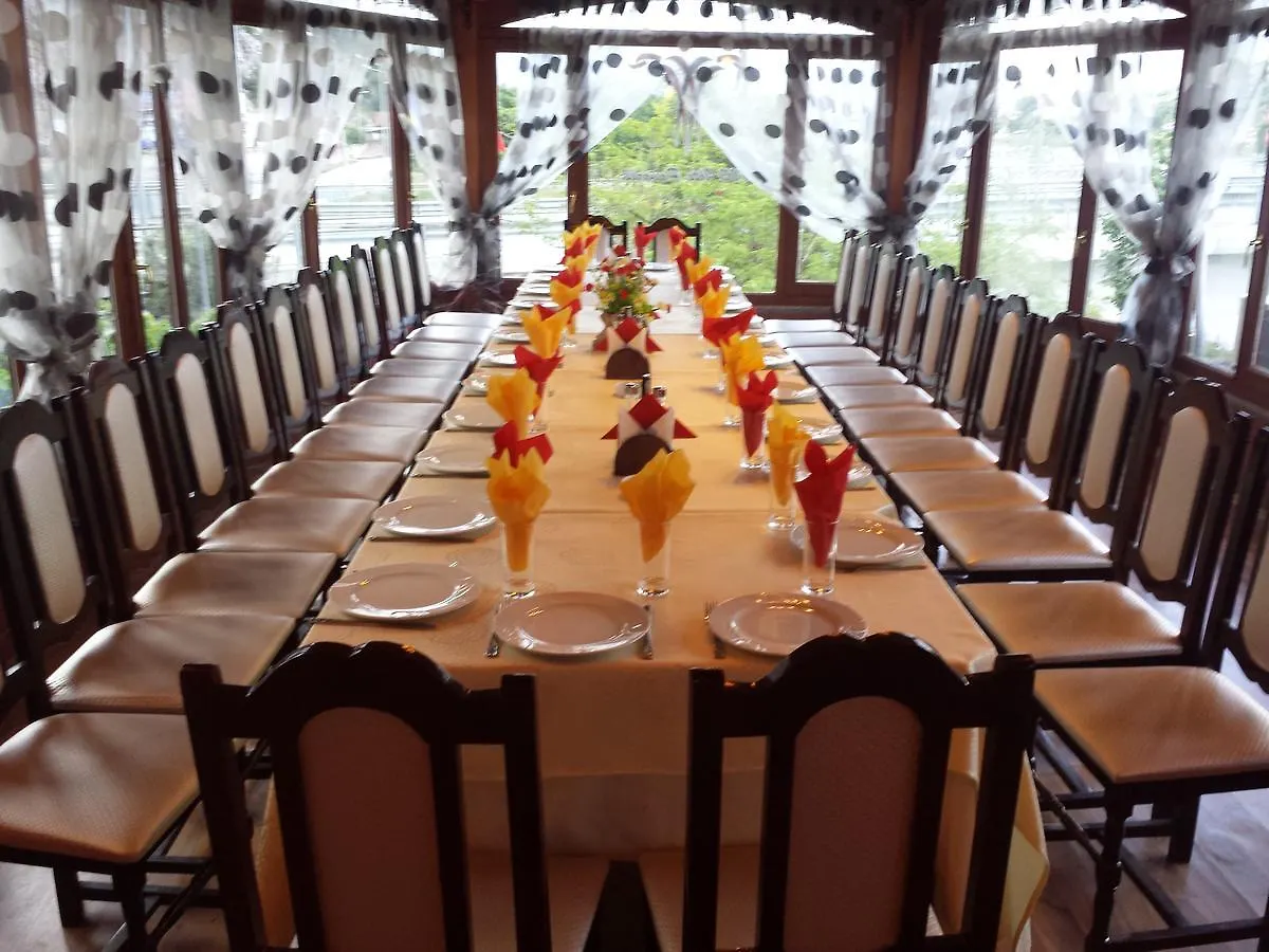 Hotel Vataksi Berdic e Siperme Albania